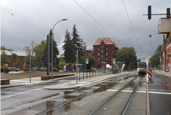 Die neugestaltete barrierefreie Umsteigehaltestelle in Höhe der THB aus Richtung Nicolaiplatz.