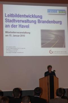 Oberbürgermeisterin Dr. Dietlind Tiemann stellt ihre Gedanken zur Leitbildentwicklung vor.