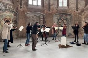 Das Kammerorchester "Ensemble Ruhr" beim Auftakt-Kurzkonzert in der Johanniskirche.