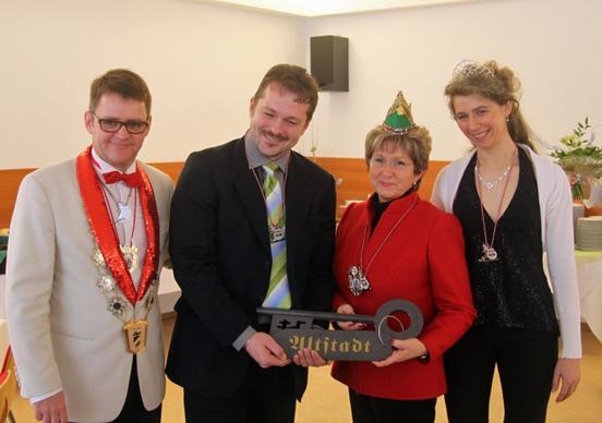 Oberbürgermeisterin hat den Stadtschlüssel von Toralf Engelbrecht und dem Prinzenpaar, Falko XLIX. & Nancy I., übergeben bekommen.
