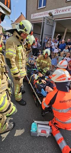 Der "Verunfallte" wird abtransportiert