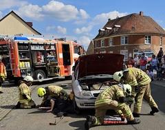 Simulation der Befreiung eines Unfallopfers aus einem Unfallwagen