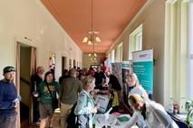 An den Ständen wurden auch zahlreiche Gespräche geführt.