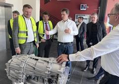 Oberbürgermeister Steffen Scheller während seines ZF-Besuchs mit Wirtschaftsminister Daniel Keller Mitte Mai 2025.