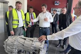 Oberbürgermeister Steffen Scheller während seines ZF-Besuchs mit Wirtschaftsminister Daniel Keller Mitte Mai 2025.