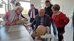 Prof. Christian Stoll zeigte den Gästen, woran die Studenten erste Praxiserfahrungen sammeln.