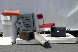 Sperrmüll steht auf der Straße