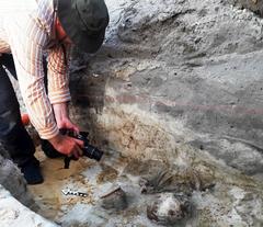 Torsten Trebeß fotografiert eine mittelslawische Bestattung mit Gefäßbeigabe