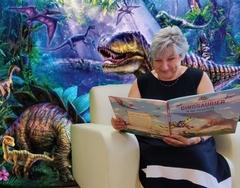 Vorleseoma Andrea Lehmann liest aus einem Buch vor