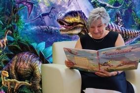 Vorleseoma Andrea Lehmann liest aus einem Buch vor