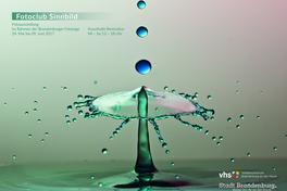 Foto von einem Tropfen, der auf eine Wasseroberfläche auftrifft