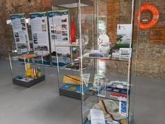 Vitrinen mit originalen Exponaten und Tafeln mit interessanten Informationen.