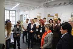 Azubis des als TOP-Ausbildungsbetrieb ausgezeichneten ZF-Getriebe Werkes erklären, Oberbürgermeisterin, Arbeitsministerin und IHK -Präsidentin ihre Ausbildungsinhalte.