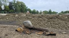 Einiges Metall steckt im Boden, vor allem aber jede Mange eisenhaltige Schlacke, was zu einer kostenintensiven baubegleitenden Munitionsbergung führt.