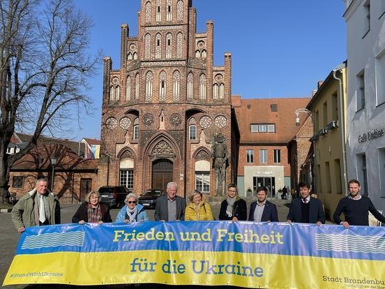 Das Team Brandenburg an der Havel unter Koordination des DRK-Kreisverbandes sammelt Geldspenden für die ukrainischen Kriegsflüchtlinge in der Stadt Brandenburg. 