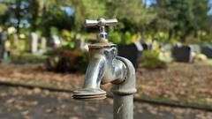 Ein Wasserhahn auf dem Friedhof.