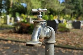 Ein Wasserhahn auf dem Friedhof.