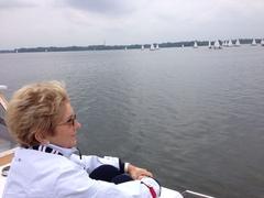 Schirmherrin Dietlind Tiemann ist mit auf dem Wasser