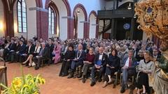 Blick auf die Gästeschar.