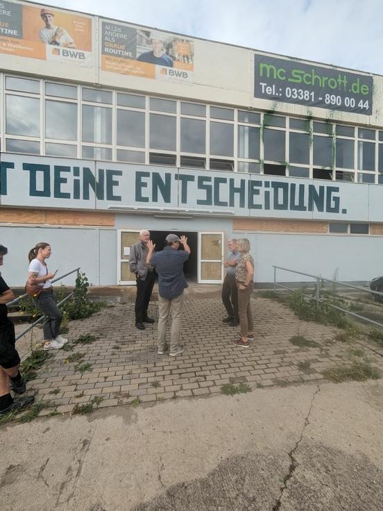 Bild vor DDR Gebäude
