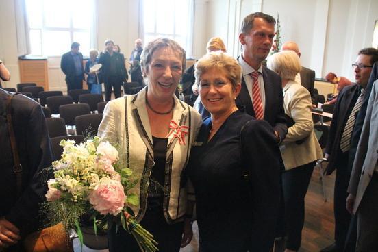 Oberbürgermeisterin gratuliert Heilgard Asmus.