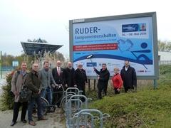 Oberbürgermeisterin, Minister und Chef-Organisator gemeinsam mit Sponsoren vor dem EM-Großplakat.