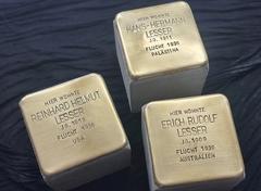 "Ein Stein. Ein Name. Ein Mensch." Die drei Stolpersteine sind vom Künstlers Gunter Demnig gestaltet
