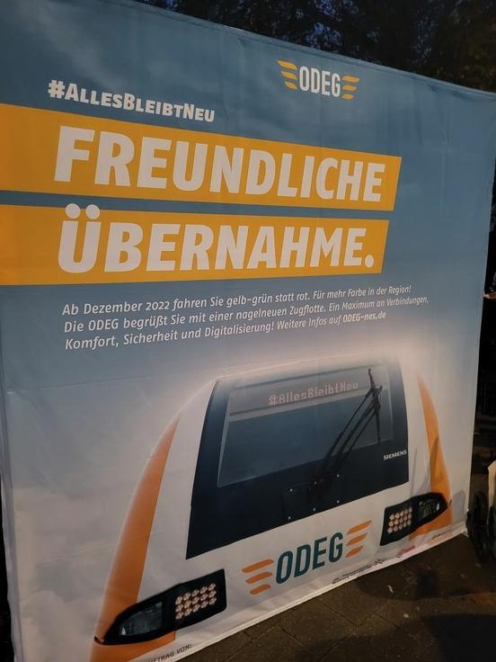 Aktion zum Fahrplanwechsel: OB Steffen Scheller nimmt "EinZugBrot" am Hauptbahnhof entgegen