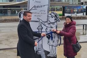 Feierliche Einweihung der Loriot-Stele durch Oberbürgermeister Steffen Scheller und Undine-Damus-Holtmann am Brandneburger Hauptbahnhof.
