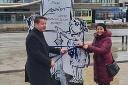 Feierliche Einweihung der Loriot-Stele durch Oberbürgermeister Steffen Scheller und Undine-Damus-Holtmann am Brandneburger Hauptbahnhof.