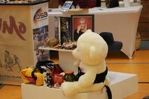 Erinnerungsstand für Anika Schulze mit Teddy, Bild und anderen Dingen, die sie liebte.