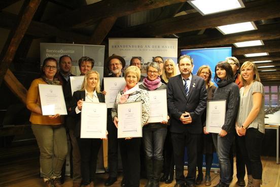 Oberbürgermeisterin Dietlind Tiemann und die zertifizierten Unternehmen freuen sich über die Auszeichnung von der Initiaitve Service-Qualität Deutschland