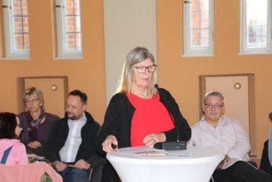 Marianne Lykkeby erläutert die Beteiligung der dänischen Jugendlichen in Ballerup