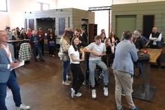 Interessierte Jugendliche an Tischen