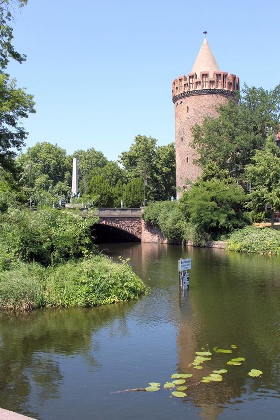 Steintorturm vom Kanal aus, Foto: Stadtmuseum