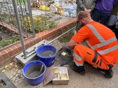 Ein Mitarbeiter des Bauhofs sorgte für das fachgerechte Einbringen der Stolpersteine ins bestehende Pflaster.