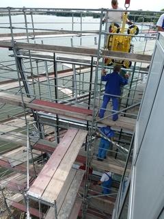 Höchste Präzision erfordert das Einsetzen der Fensterscheiben.