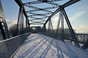 Ansicht der neuen Wegeführung über die Brücke bei Tag