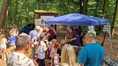 Am Stand des Deutschen Falkenordens.