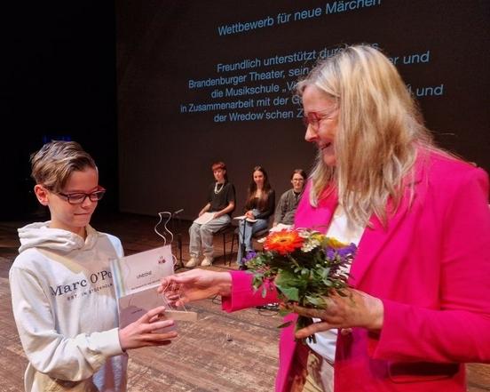 Liam Flood zählte zu den Hauptpreisgewinnern (AK 10 - 12) und bekam den Preis von SPZ-Geschäftsführerin Katrin Haladyniak überreicht.