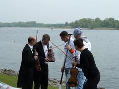 Spitzensportler und Spitzenmusiker beim Fachsimpeln in lockerer Atmosphäre.