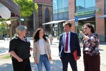 Jenny Barthel (rechts) erläutert das Konzept des Tages der Pflege