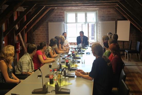 Bürgermeister mit deutsch-polnischer Schülergruppe im Gespräch
