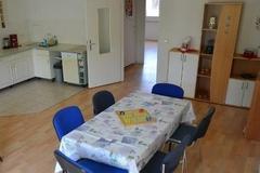 Gemeinschaftsraum mit Tisch, Brettspiel, Kochtheke