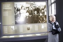 Besucherin vor einem Ausstellungswerk.