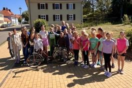 Grundschüler vor der neuen Fahrrad-Reparaturstation.