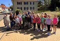 Grundschüler vor der neuen Fahrrad-Reparaturstation.