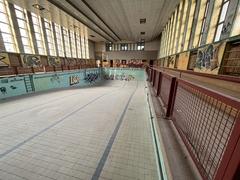 Blick ins leere Becken des Stadtbades