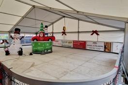 Die Schlittschuhbahn ist nun 200 Quadratmeter groß, dafür mit einem Zelt versehen.