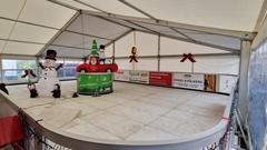 Die Schlittschuhbahn ist nun 200 Quadratmeter groß, dafür mit einem Zelt versehen.